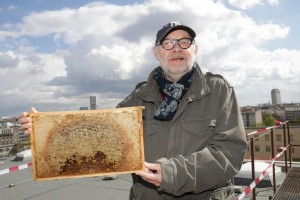 Jürgen Flimm beim Einzug der Bienen auf dem Dach des Schiller Theaters