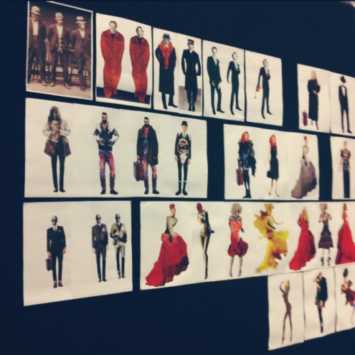 Figurinen für Aufstieg und Fall der Stadt Mahagonny von Christian Lacroix an der Staatsoper Berlin