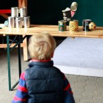 Dosenwerfen an der Station »Der Freischütz« in der großen Opernrallye