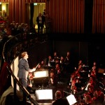 ... die Staatskapelle Berlin und der Publikumschor spielten und sangen unter der musikalischen Leitung von Martin Wright