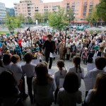 Die Begrüßung: Der Kinderchor singt vor dem Haus