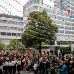 Der Kinderchor singt im Innenhof