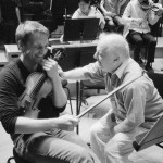 Wolfram Brandl, 1. Konzertmeister, und Daniel Barenboim in der Probenpause