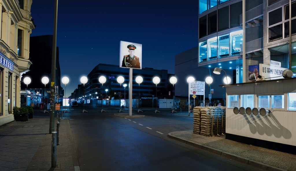 05_LICHTGRENZE_Checkpoint_Charlie__c__Kulturprojekte_Berlin_WHITEvoid_Christopher_Bauder__Foto_Daniel_Bueche