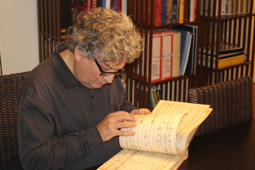 René Jacobs in seinem Pariser Heim beim Partiturstudium: Versenkung und Inspiration