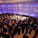 Orte zum Verweilen, für jetzt und für demnächst: das Gläserne Foyer bei einer Premierenfeier ...