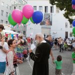 Hier wird im Hof Saisoneröffnung gefeiert...