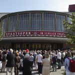 Theaterfassaden kann man immer mit Gewinn betrachten, mit und ohne Gerüst: Besucher vor dem Schiller Theater...