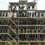 ... die Staatskapelle Berlin vor dem Portikus Unter den Linden in luftiger Höhe.