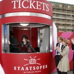 ... sowie vor der Ticketbox auf dem Bebelplatz. Wer ist wohl die Verkäuferin?
