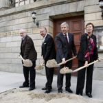 Der erste Spatenstich – und die Uhr begann zu laufen. Intendant der Staatsoper Jürgen Flimm, Kulturstaatsminister der Bundesregierung Bernd Neumann, Regierende Bürgermeister von Berlin Klaus Wowereit, Stadtentwicklungssenatorin Ingeborg Junge-Reyer