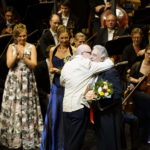 Jürgen Flimm gratuliert Placido Domingo zu seinem 50-jährigen Berliner Bühnenjubiläum