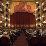 Das ausverkaufte Teatro Colón, kurz bevor sich der Vorhang hebt