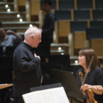 Daniel Barenboim im Gespräch mit der Konzertmeisterin Jiyoon Lee