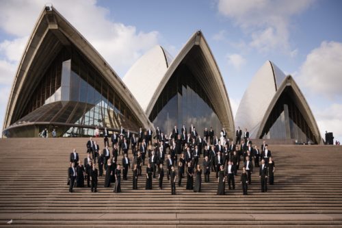 Staatskapelle-vor-sydney-opera-house-peter-adamik