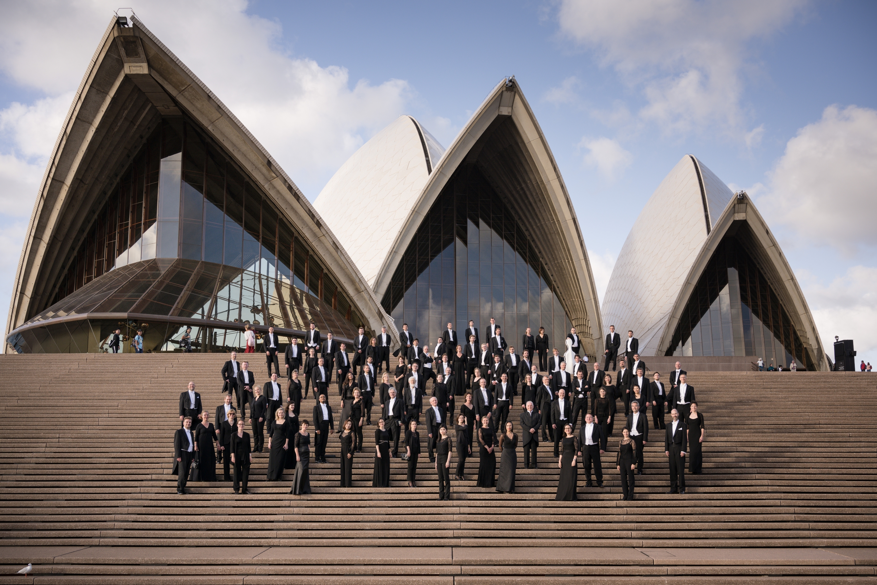 Staatskapelle-vor-sydney-opera-house-peter-adamik